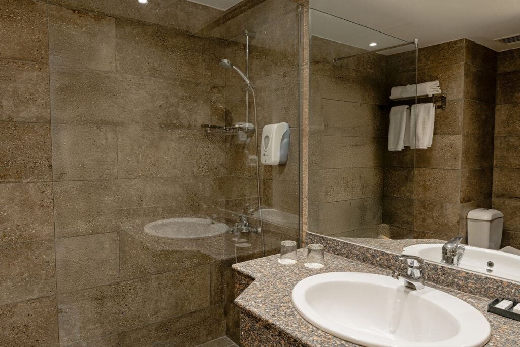 rooms-elphistone-deluxe-pool-view