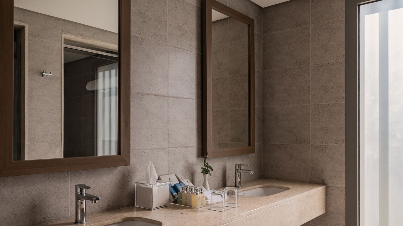 rooms-deluxe-family-pool-view