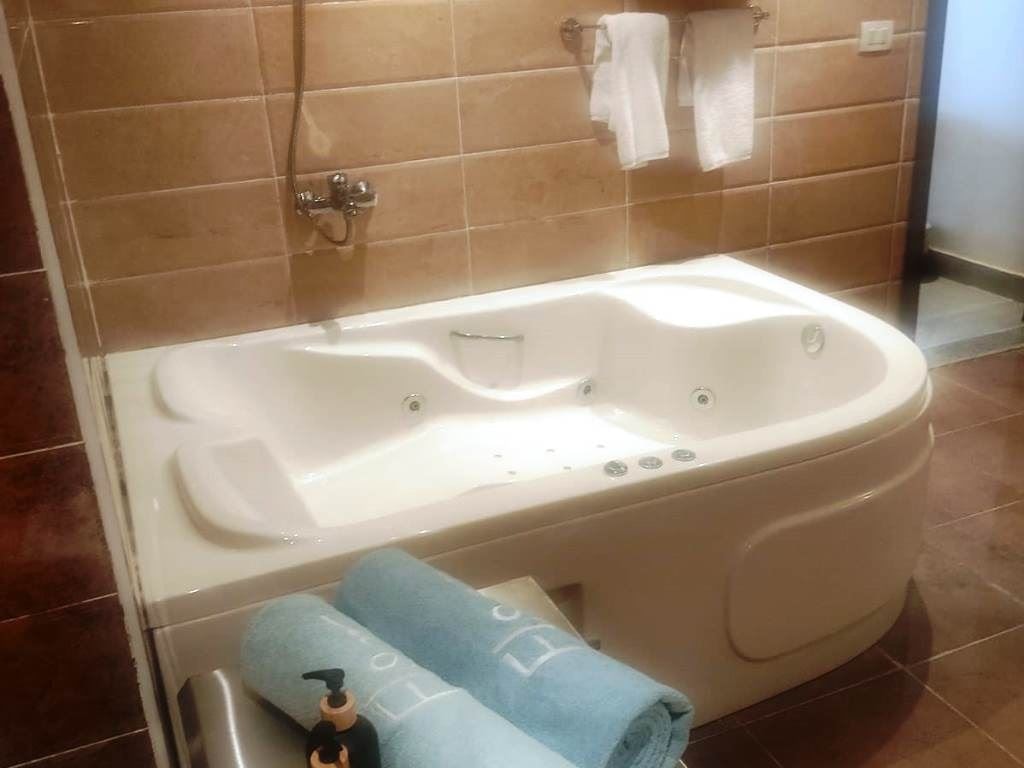 rooms-family-jacuzzi-suite-pool-or-side-sea-view