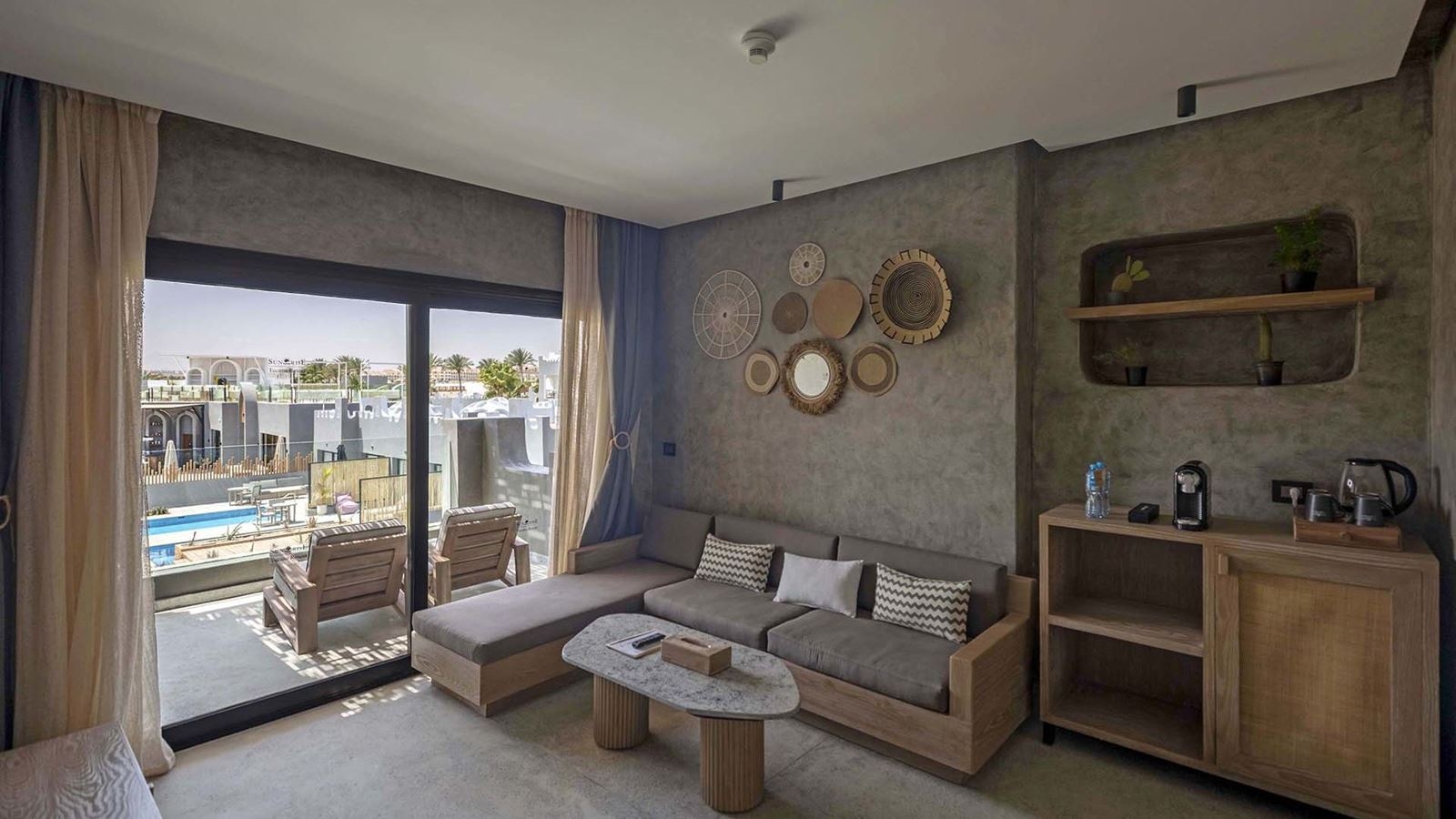 rooms-executive-suite-jacuzzi-psv