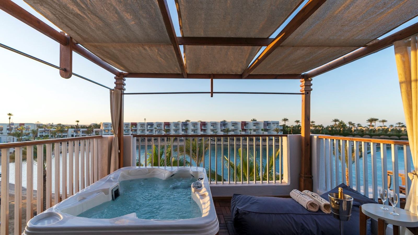 rooms-jacuzzi-suite-sea-view