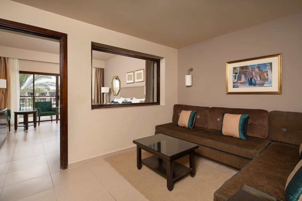 rooms-room-family-pool-view