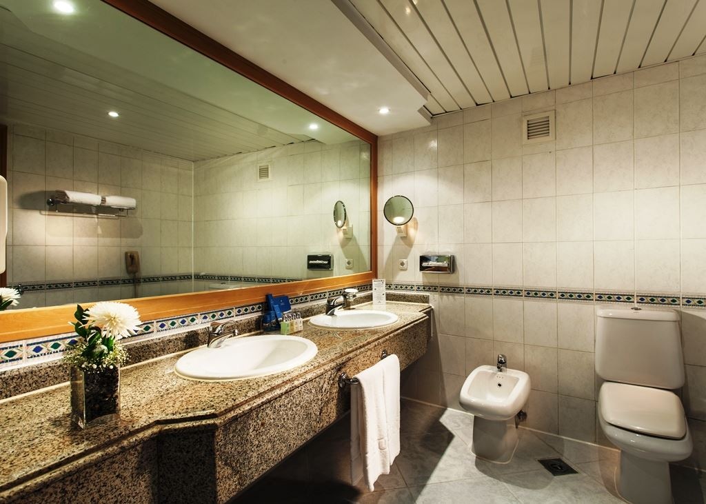 rooms-superior-room-pool--sea-view