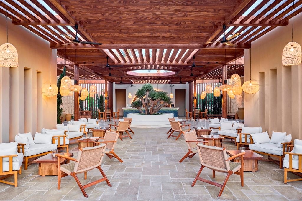 bars-mira-pool--lobby-bar