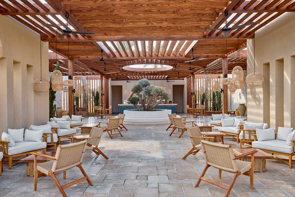 bars-mira-pool--lobby-bar