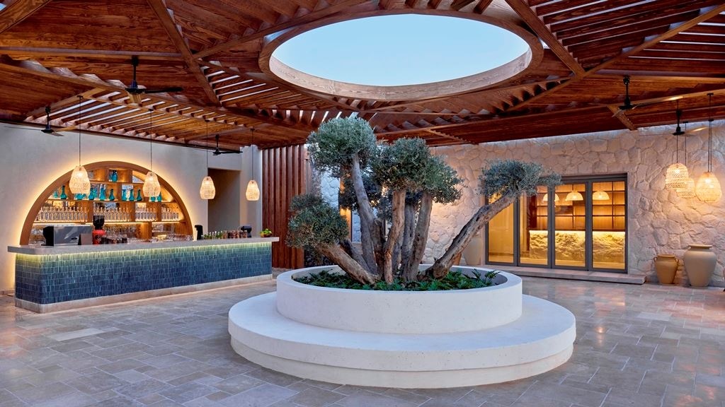 bars-mira-pool--lobby-bar