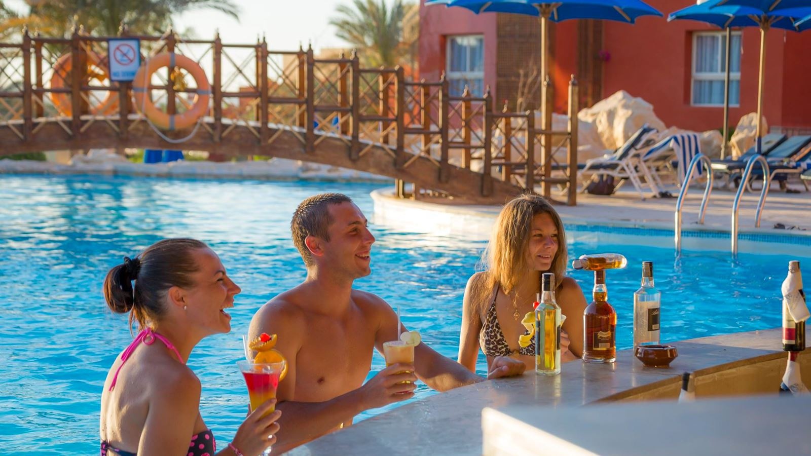 restaurants-pool-bar