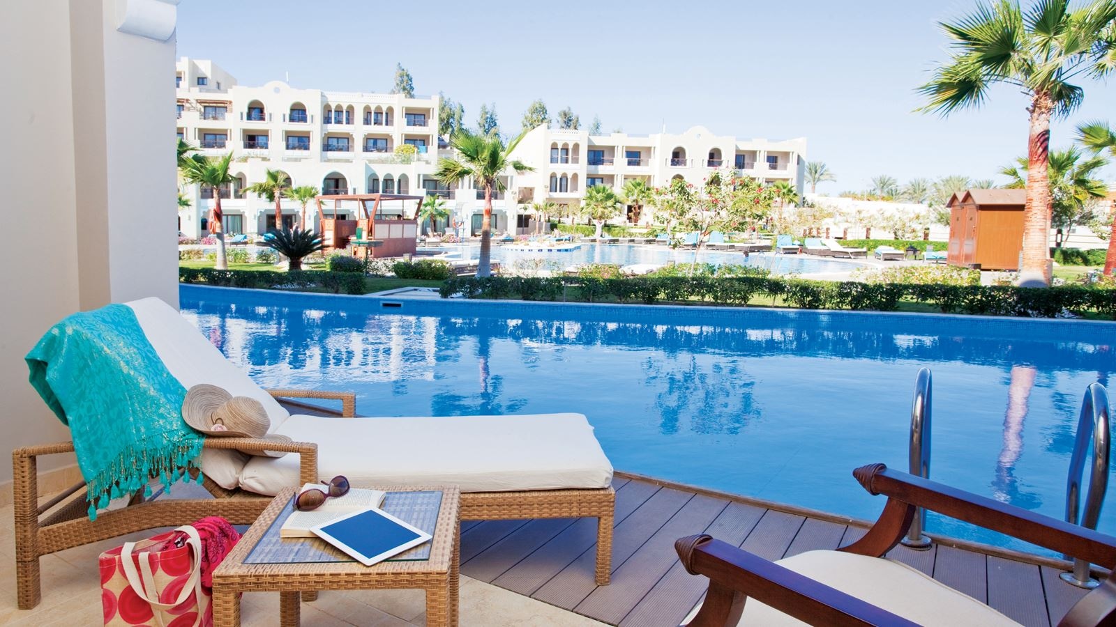 rooms-executive-swimup-suite--pool-view