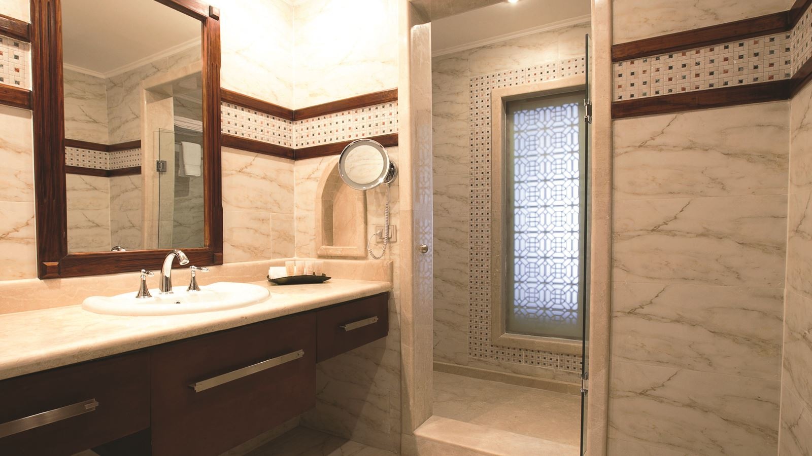 rooms-deluxe-swimup-room-pool-view+16