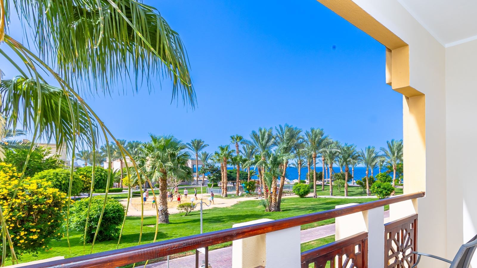 rooms-deluxe-room-side-sea-view