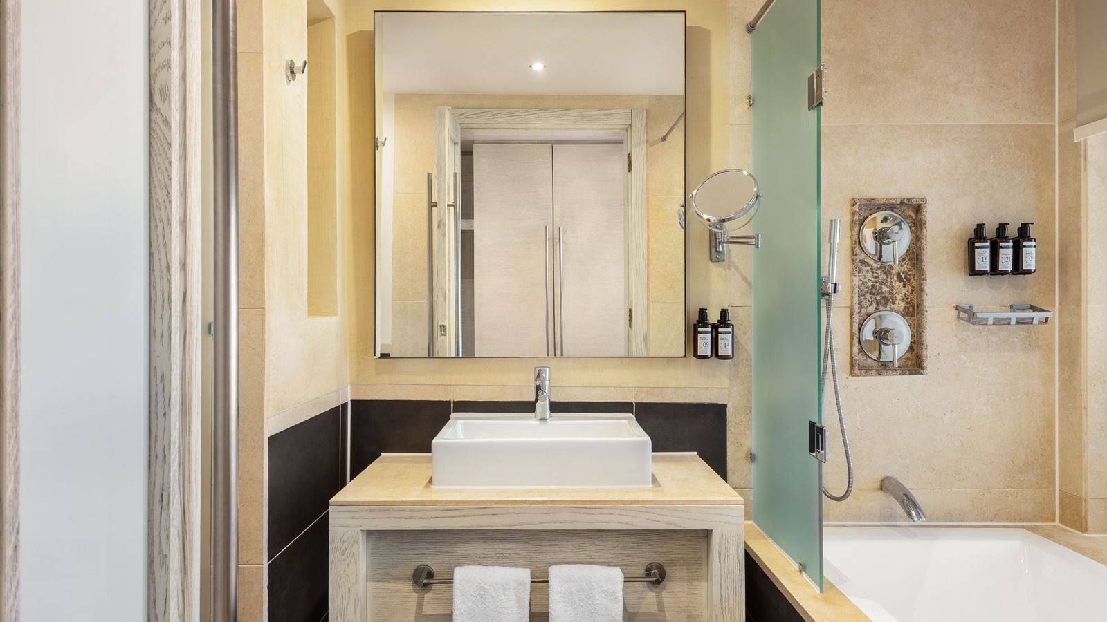 rooms-deluxe-pool-view-suite