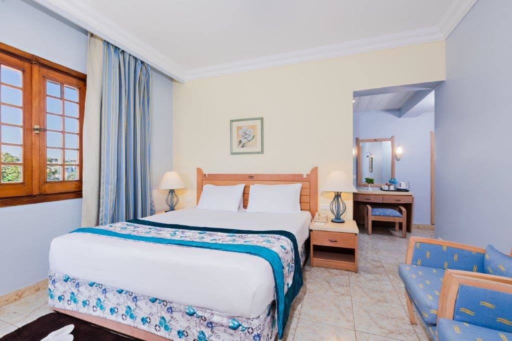 rooms-standard-room-pool-view