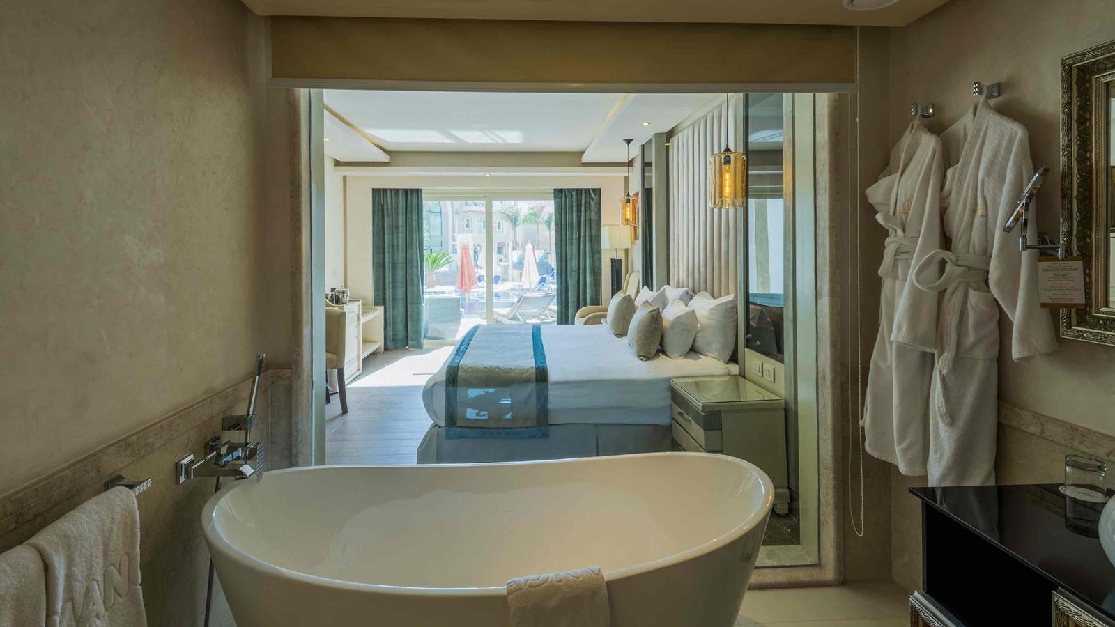 rooms-deluxe-swimup-room