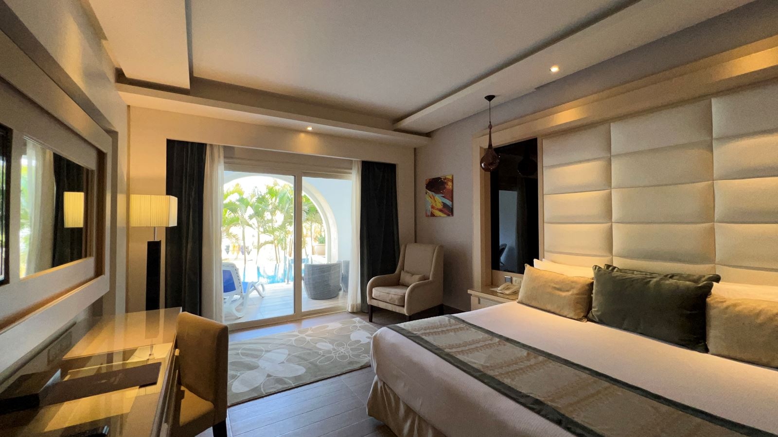 rooms-deluxe-swimup-room