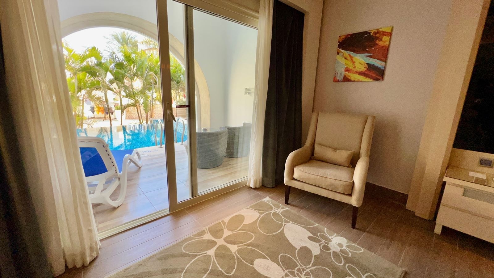 rooms-deluxe-swimup-room