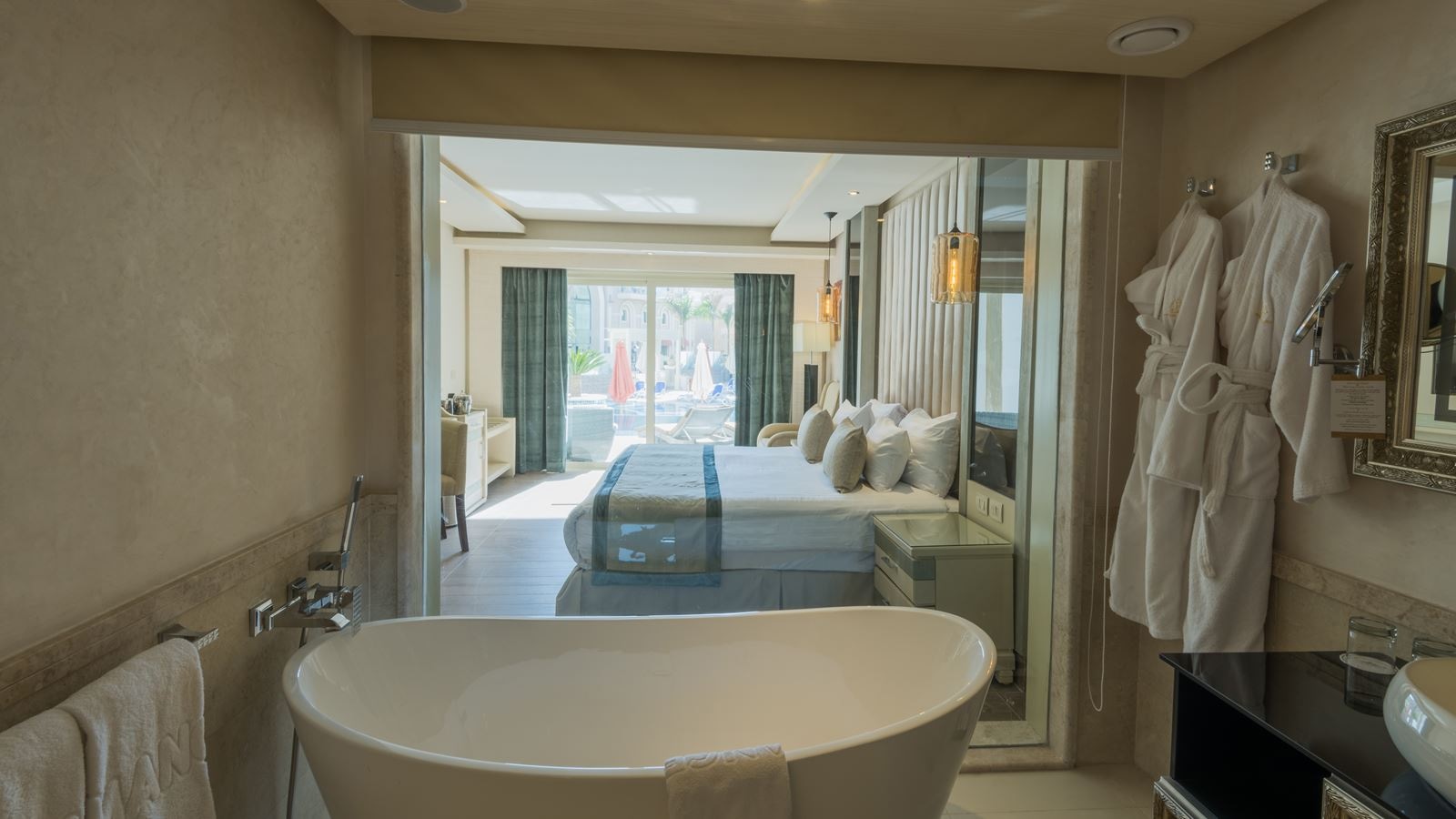 rooms-deluxe-swimup-room