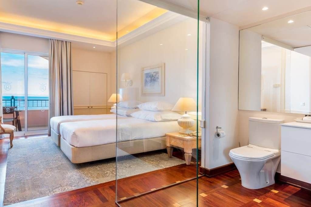 rooms-deluxe-balcony