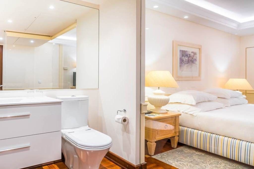 rooms-deluxe-balcony