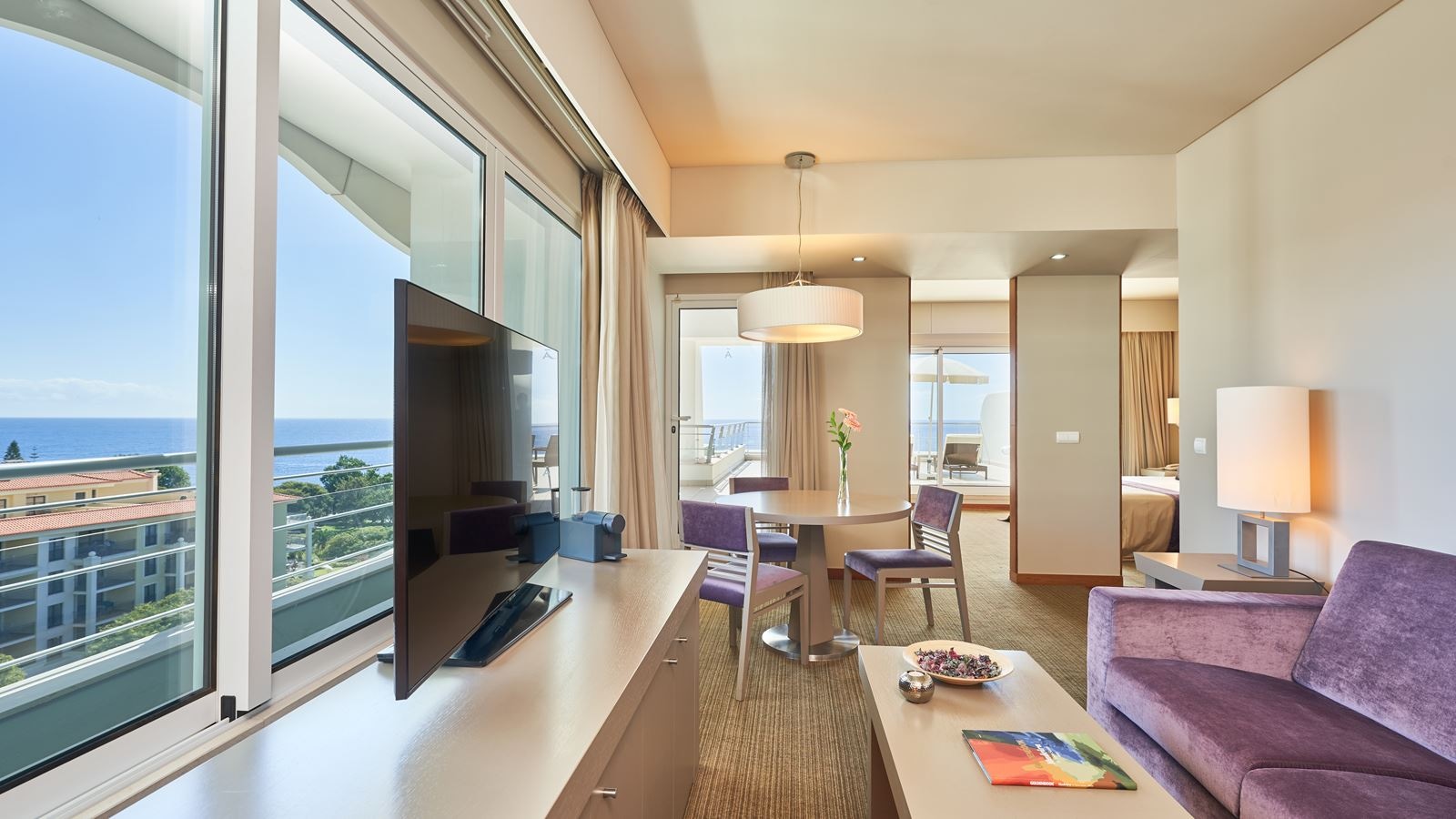 rooms-master-suite-sea-view-with-kitchennete