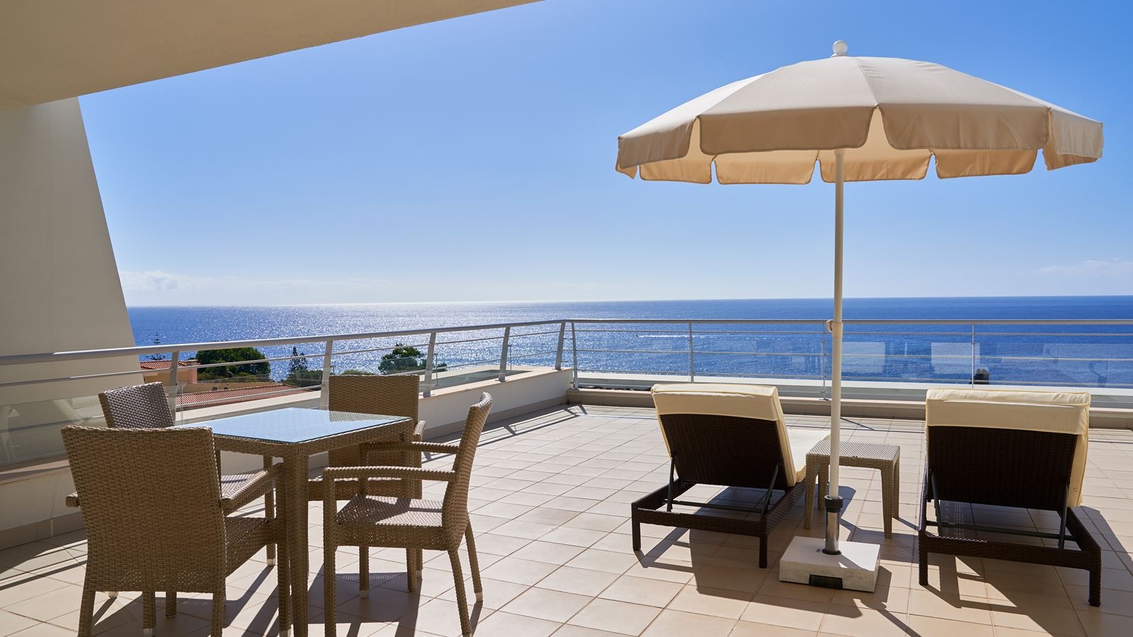 rooms-master-suite-sea-view-with-kitchennete