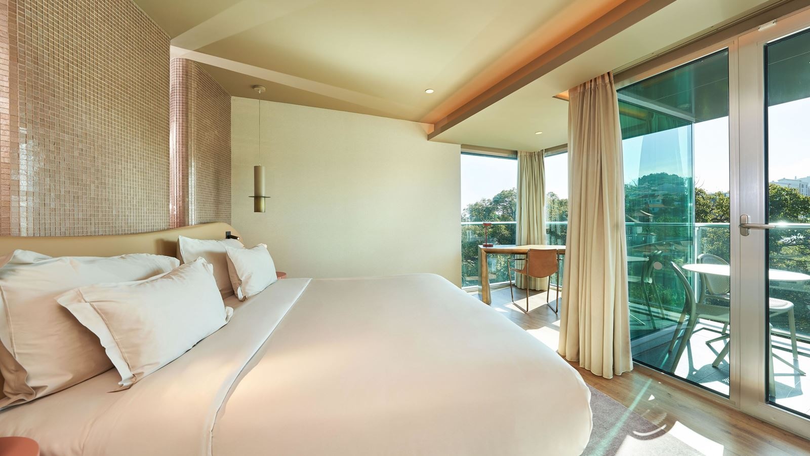 rooms-deluxe-junior-suite-with-balcony-or-terrace