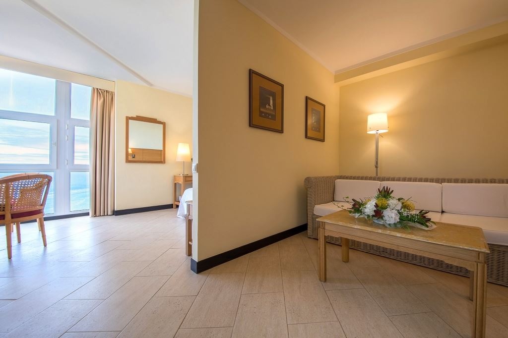 rooms-js--junior-suite