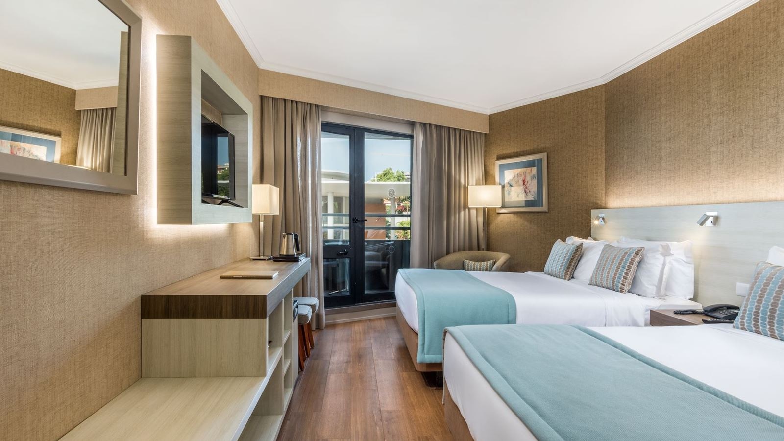 rooms-standard-family-double-room-lateral-sea-view-with-balcony-or-terrace