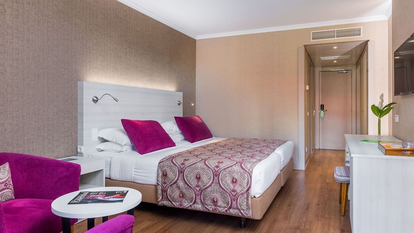 rooms-standard-room-lateral-sea-view-with-balcony-or-terrace