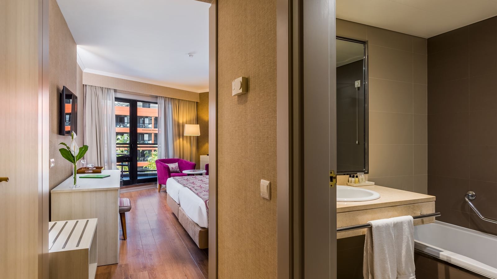 rooms-standard-room-lateral-sea-view-with-balcony-or-terrace