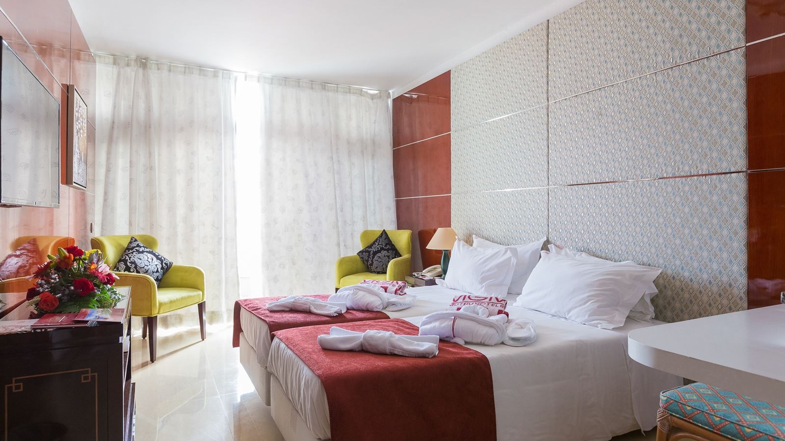 rooms-deluxe-room-terrace-sea-or-pool-view