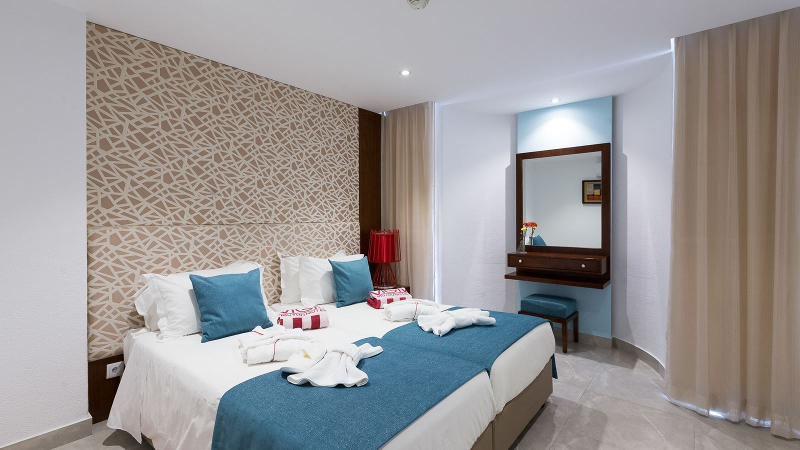 rooms-deluxe-two-bedroom-apartment-sea-or-pool-view