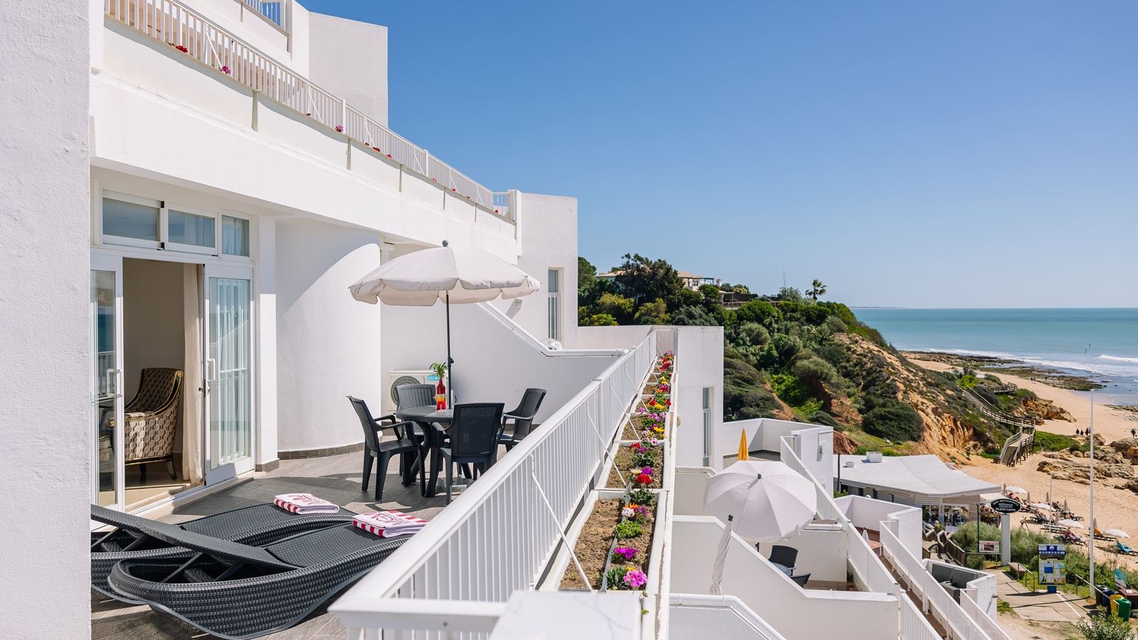 rooms-deluxe-one-bedroom-suite-sea-view-t1is