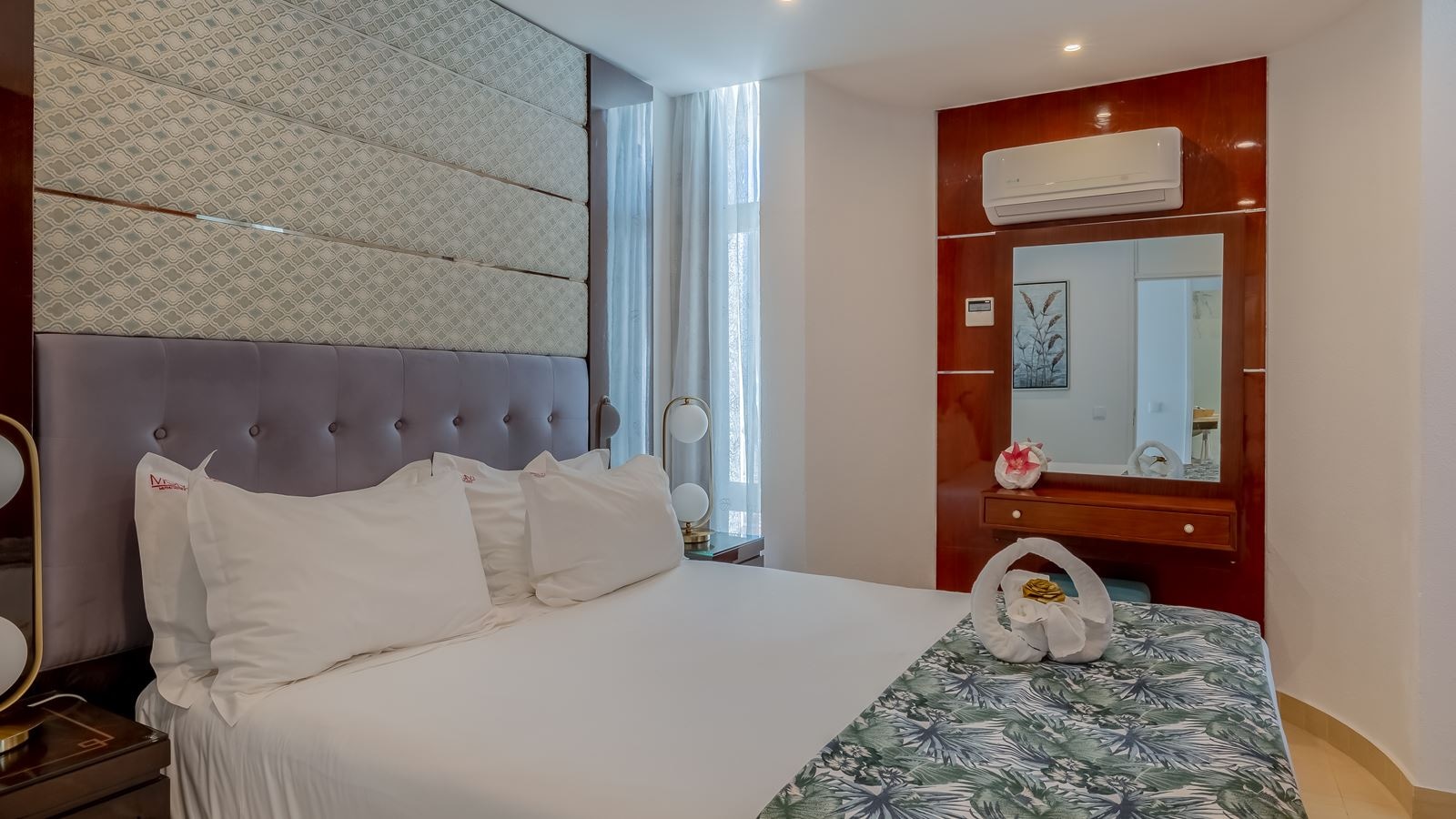 rooms-deluxe-one-bedroom-suite-sea-view-t1is