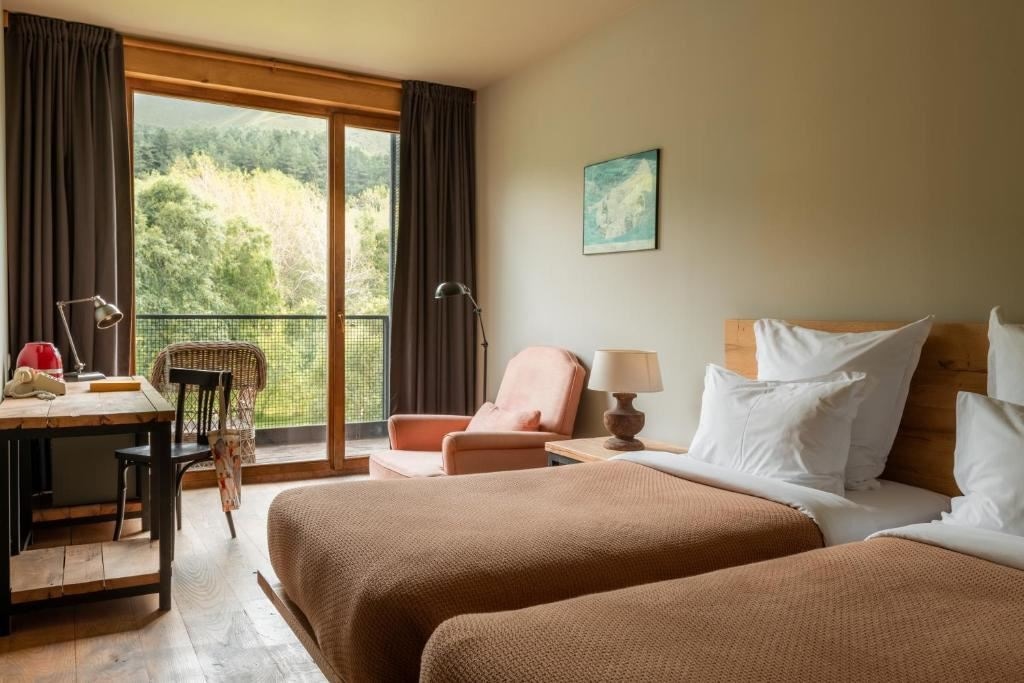 rooms-standard-dbltwin-вид-на-лесвид-на-горы