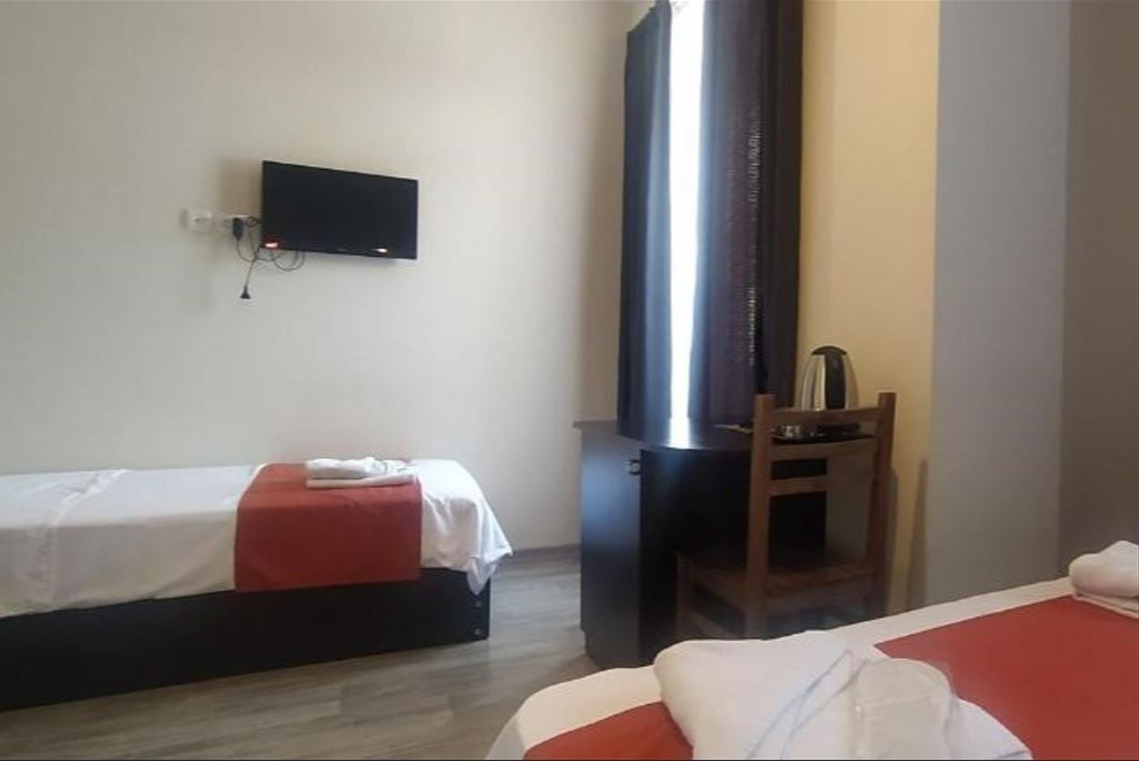 rooms-family-room-with-balcony