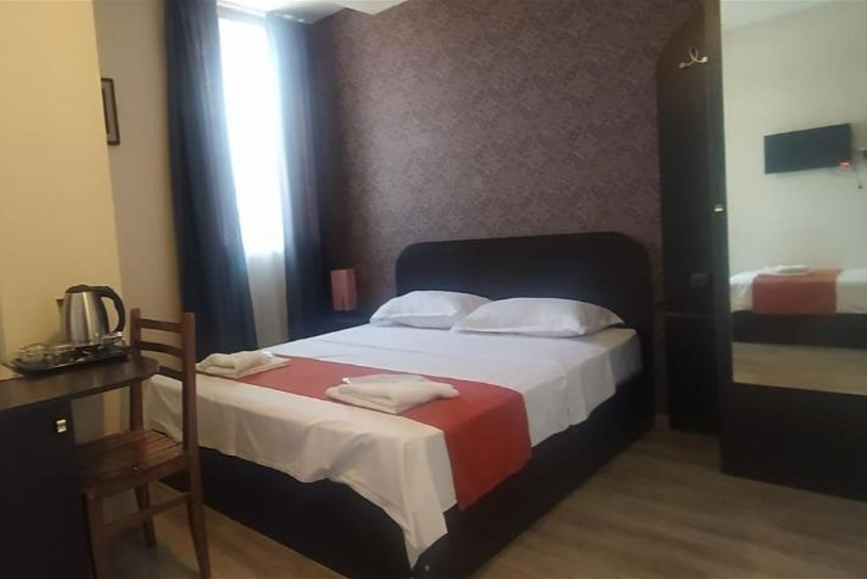 rooms-family-room-with-balcony