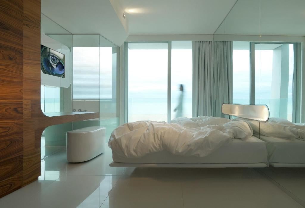 rooms-suite-life-lateral-sea-view-with-balcony