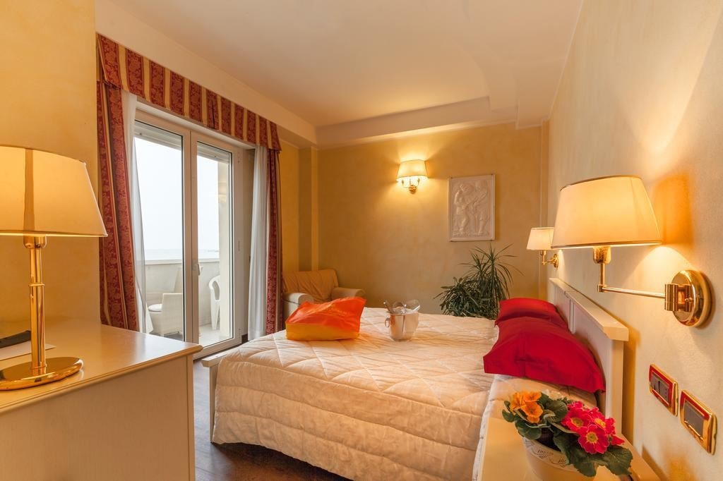 rooms-executive-room-lateral-sea-view-with-balcony