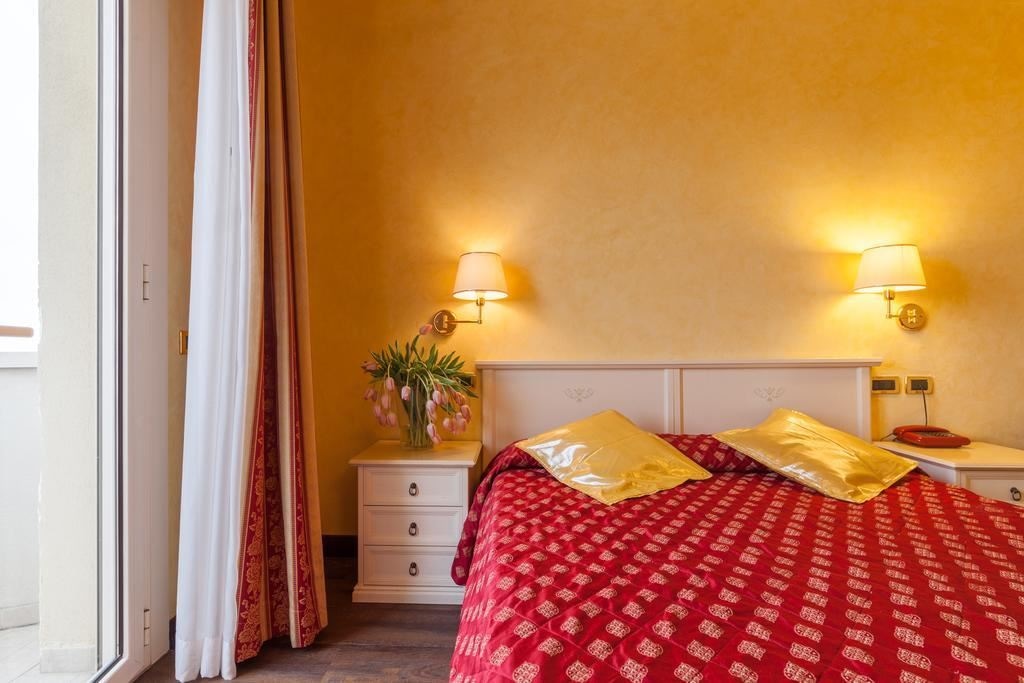 rooms-executive-room-lateral-sea-view-with-balcony