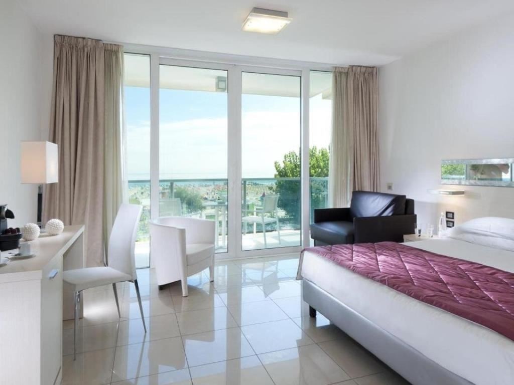 rooms-superior-room-lateral-sea-view-with-balcony