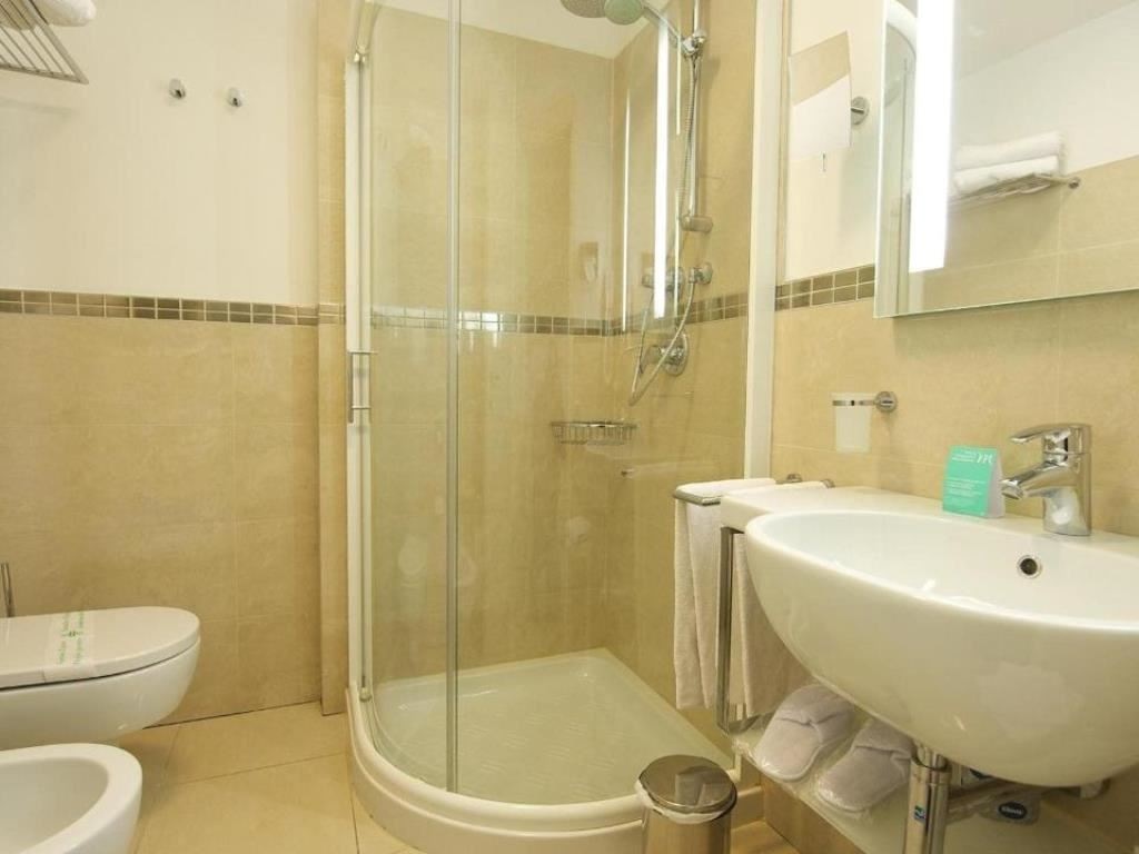 rooms-superior-room-lateral-sea-view-with-balcony