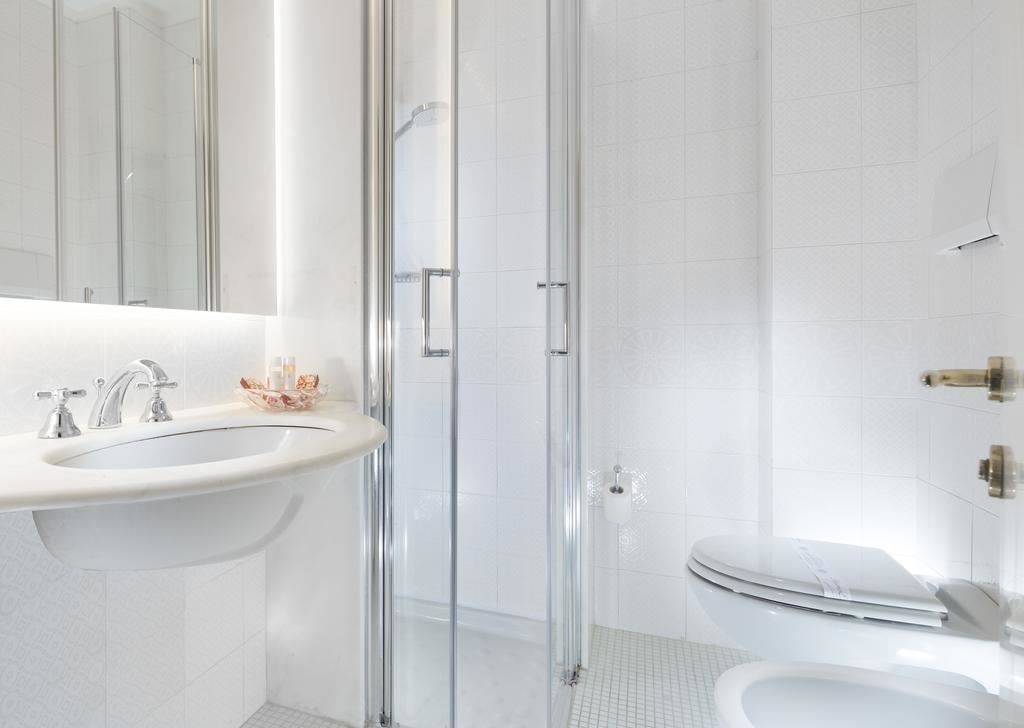 rooms-prestige-room-lateral-sea-view-with-balcony