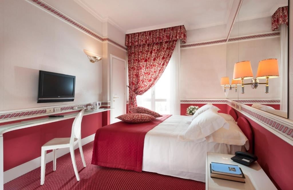 rooms-classic-room-lateral-sea-view-with-balcony