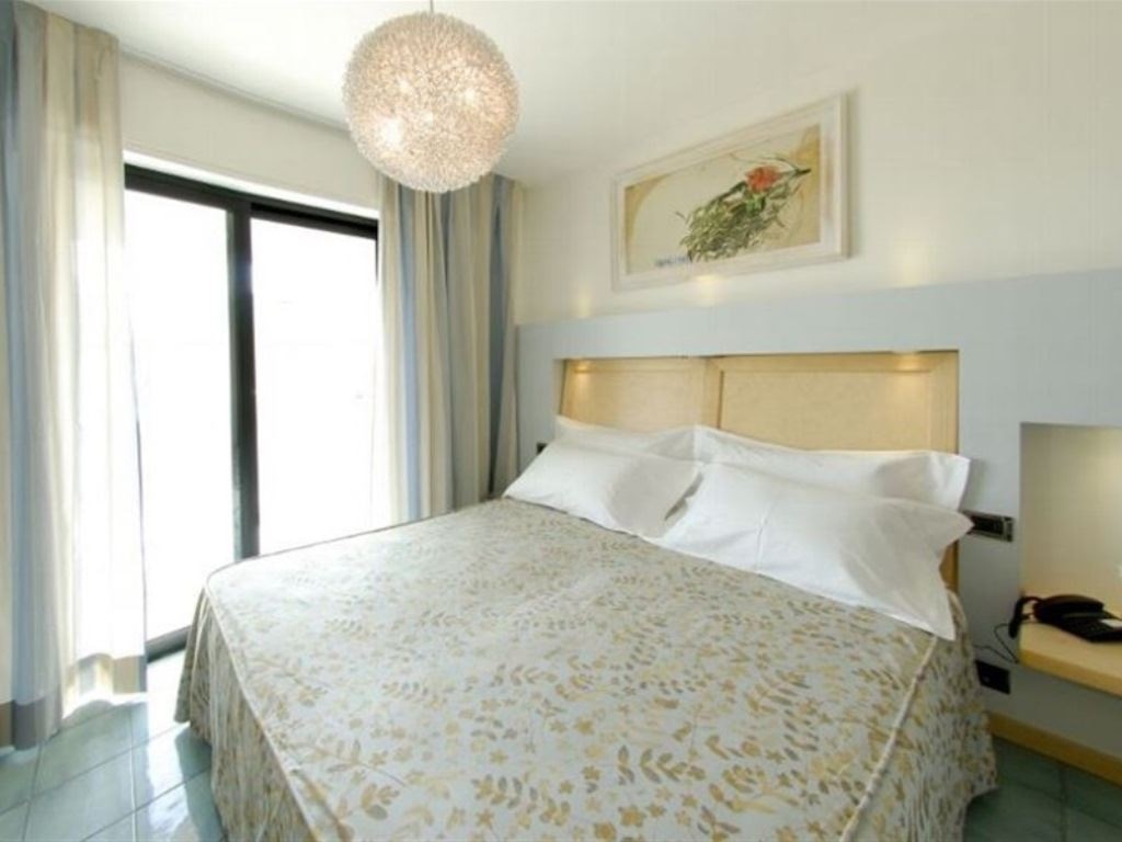 rooms-deluxe-room-frontal-sea-view-with-balcony