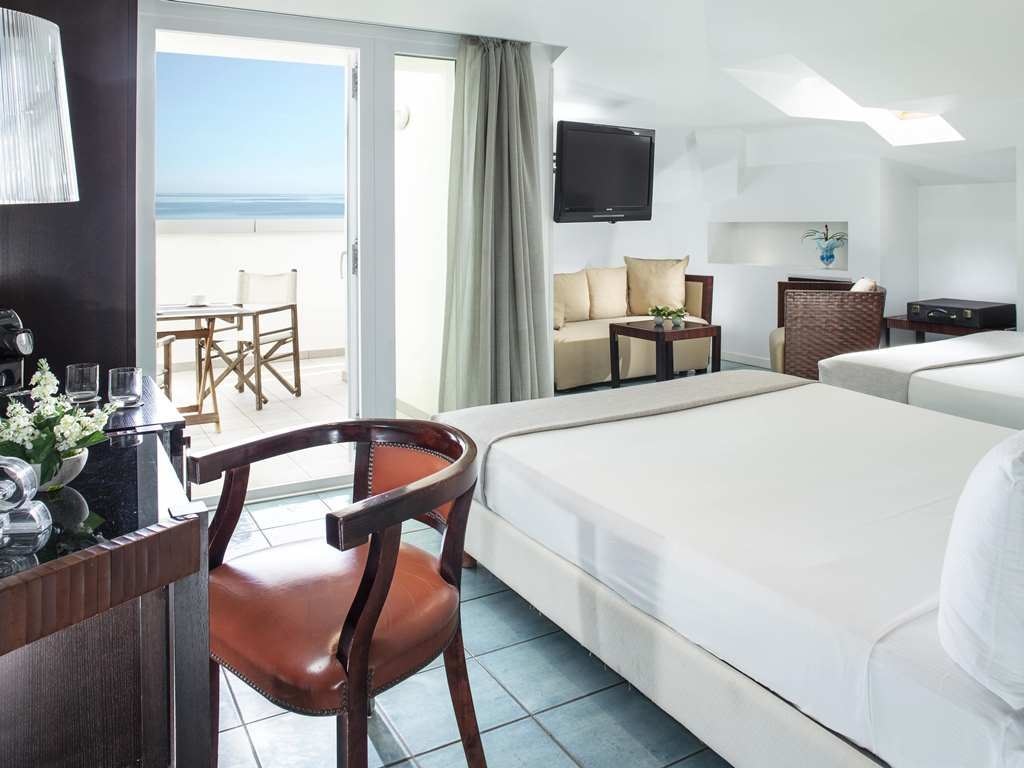 rooms-deluxe-room-frontal-sea-view-with-balcony