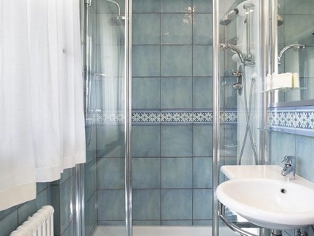 rooms-classic-room-lateral-sea-view-with-balcony