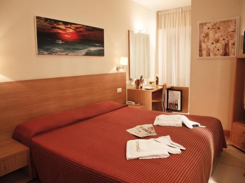 rooms-standard-room-lateral-sea-view-with-balcony