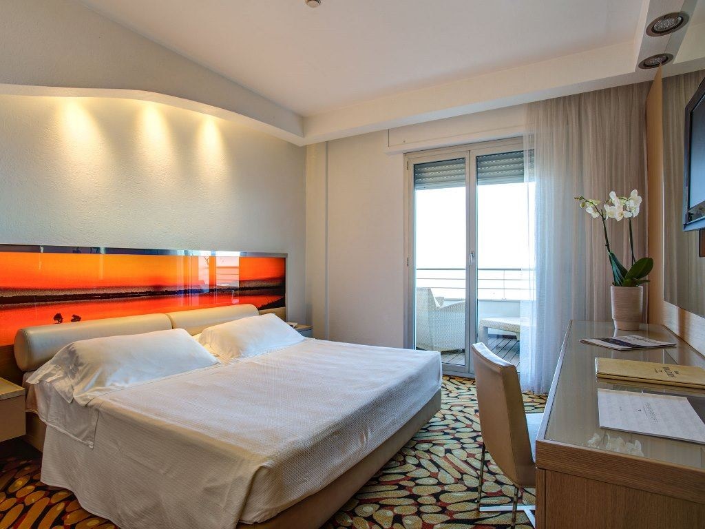 rooms-executive-room-frontal-sea-view-with-balcony
