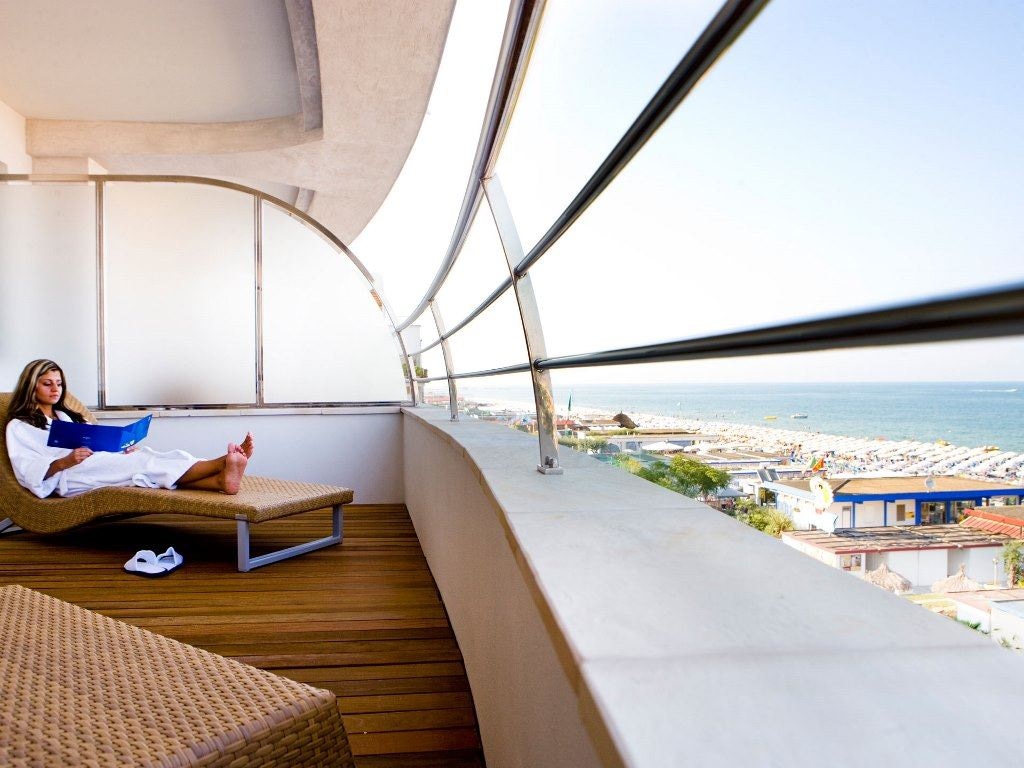 rooms-executive-room-frontal-sea-view-with-balcony