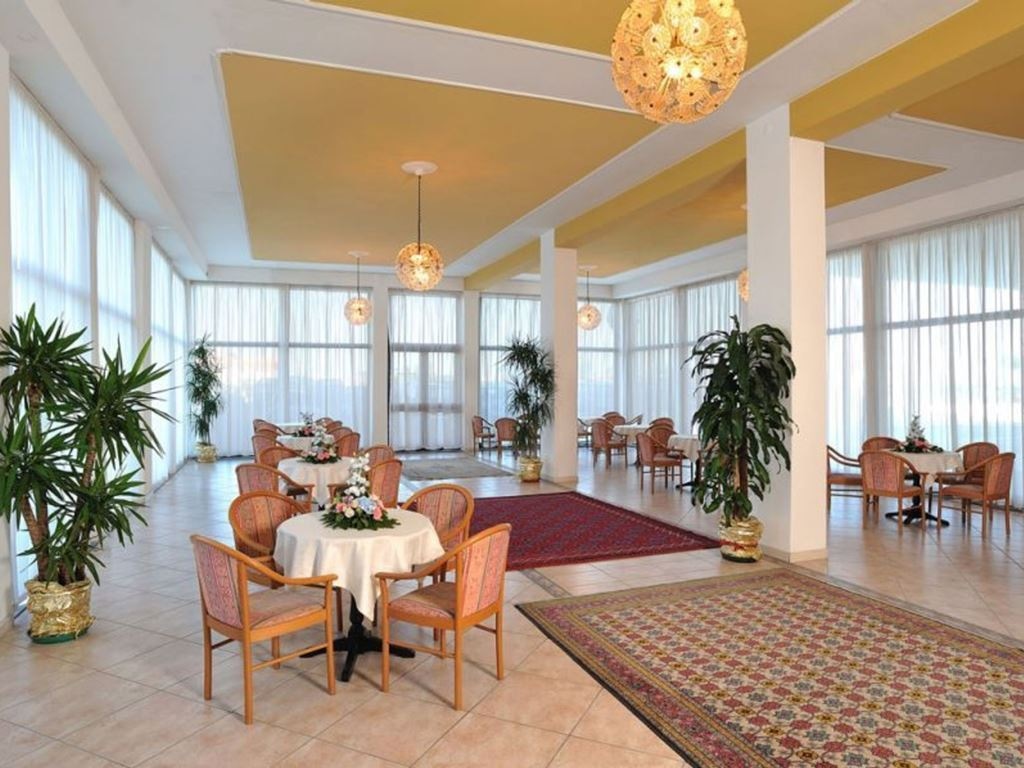 restaurants-restaurant